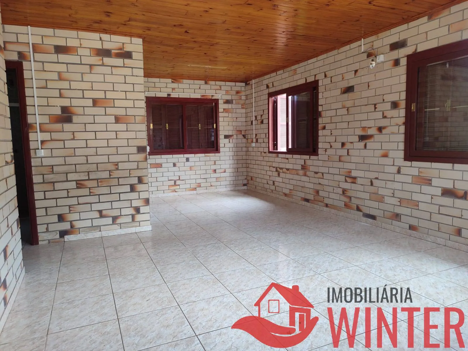 Imagem Pavilhão de 1.558,37m² + casa de caseiro em área de 14.485,00m²