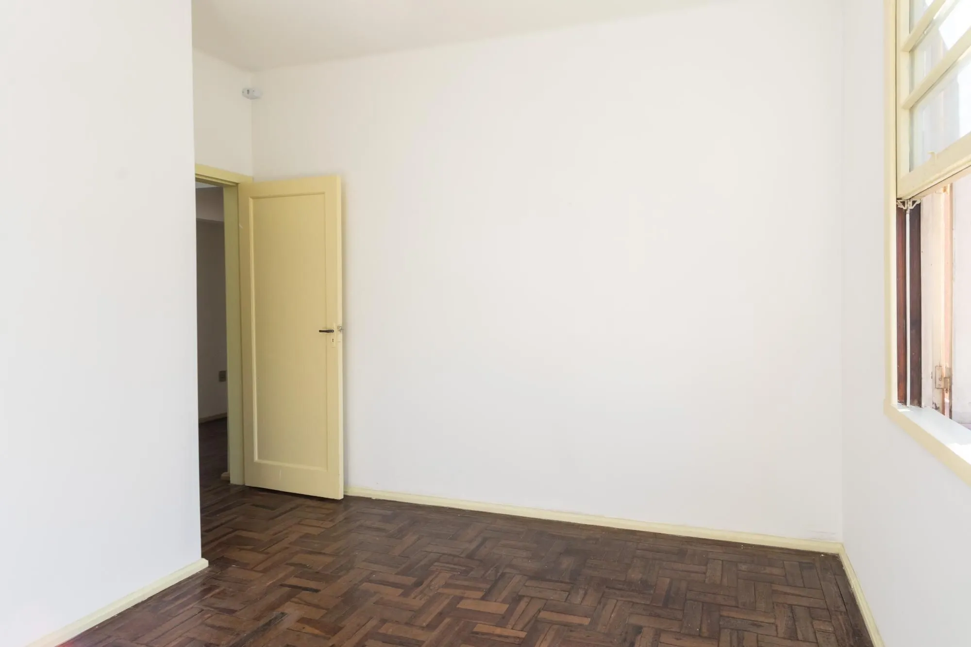 Imagem Amplo Apartamento de 3 Dormitórios com Sacada e Garagem na Av. Protásio Alves