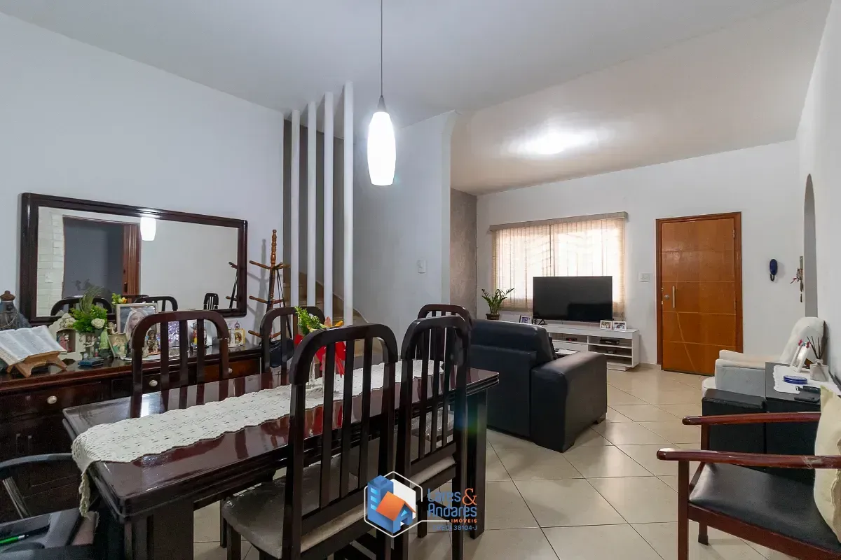 Imagem Sobrado para venda em Chácara Inglesa com 4 quartos, sendo 1 suíte, 181m²