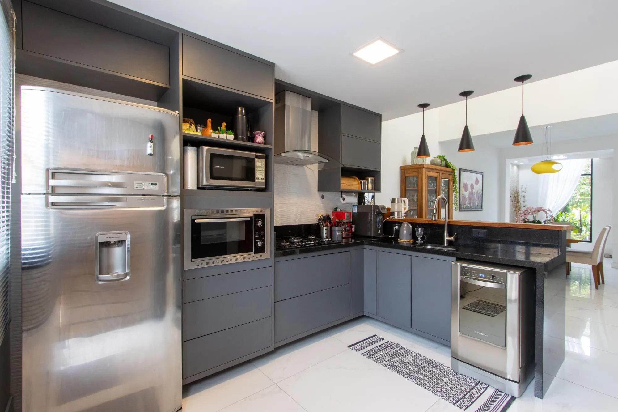 Imagem Excelente casa de alvenaria, 4 dormitórios, 2 suítes e 2 vagas de garagem.