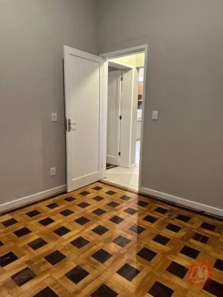 Imagem Na Protásio Alves, térreo com 2 dormitórios e pátio. Reformado e semimobiliado..