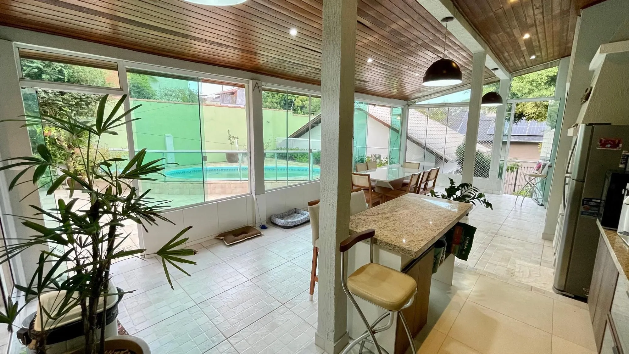 Imagem Casa térrea 100% mobiliada com 3 dormitórios, suíte, piscina e 3 vagas.