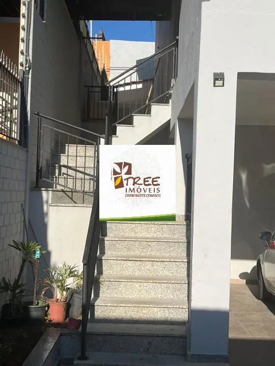Imagem LOCAÇÃO DE SOBRADO NO ARUJAMÉRICA, EM ARUJÁ/SP, 450m² com 4 quartos, suíte com A/C, varanda, 4 salas, quintal, lavandeira e 4 vagas. CONSULTE-NOS.