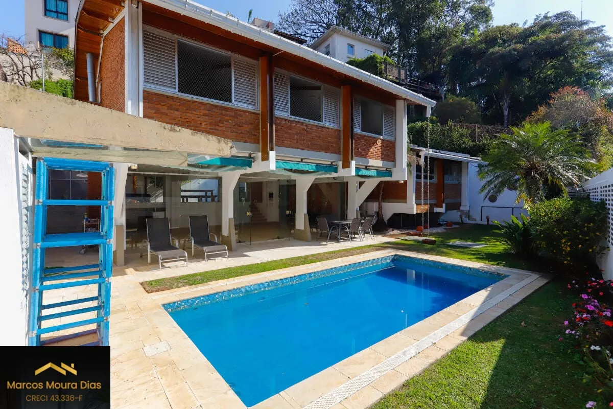Imagem Casa no Sumaré com 3 Dormitórios ( 1 suíte), 359m² com Piscina, Elevador, Churrasqueira e 6 Vagas de Garagem