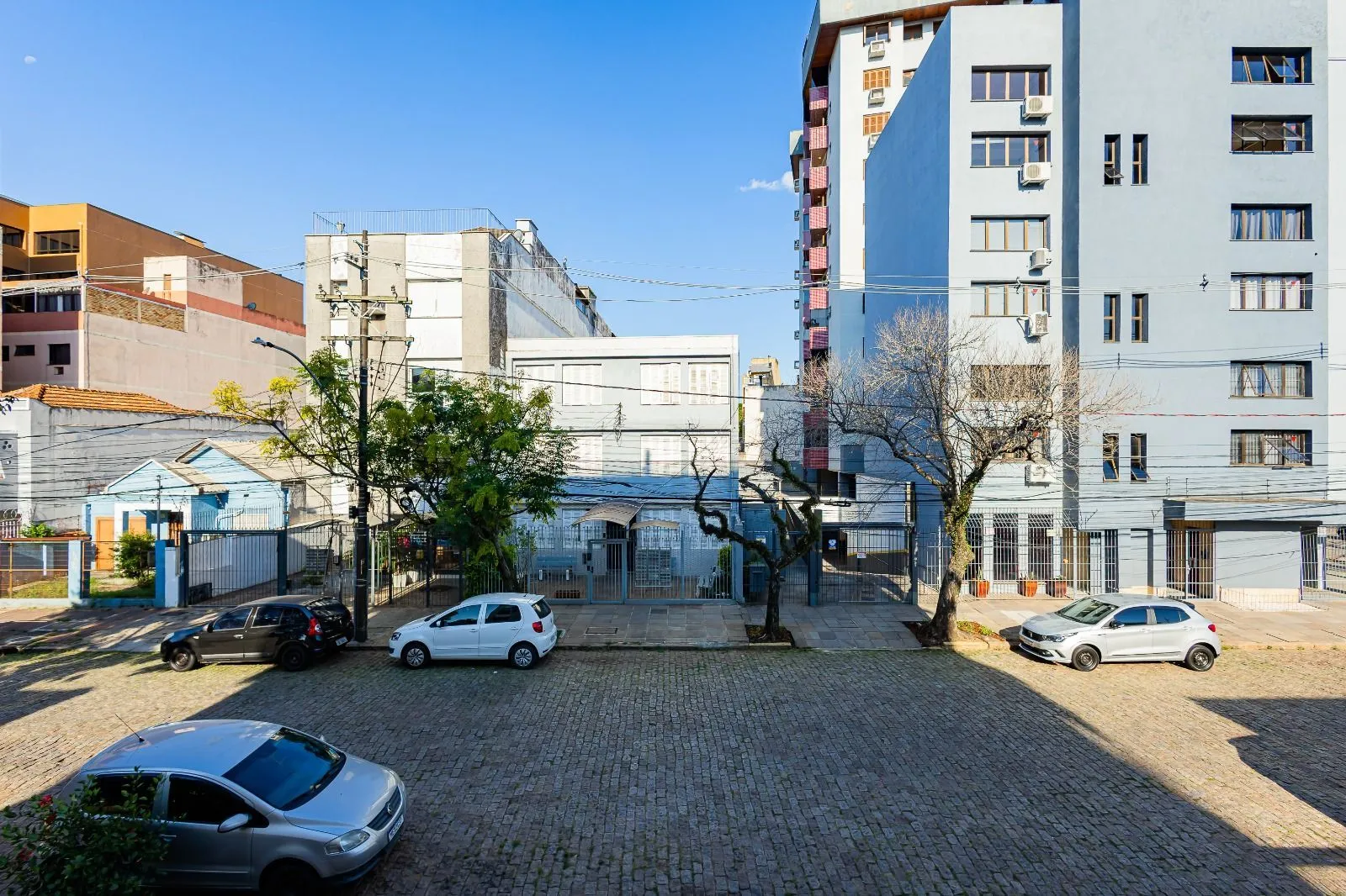 Imagem Apartamento a venda com dois dormitorios e vaga coberta no bairro Menino Deus.