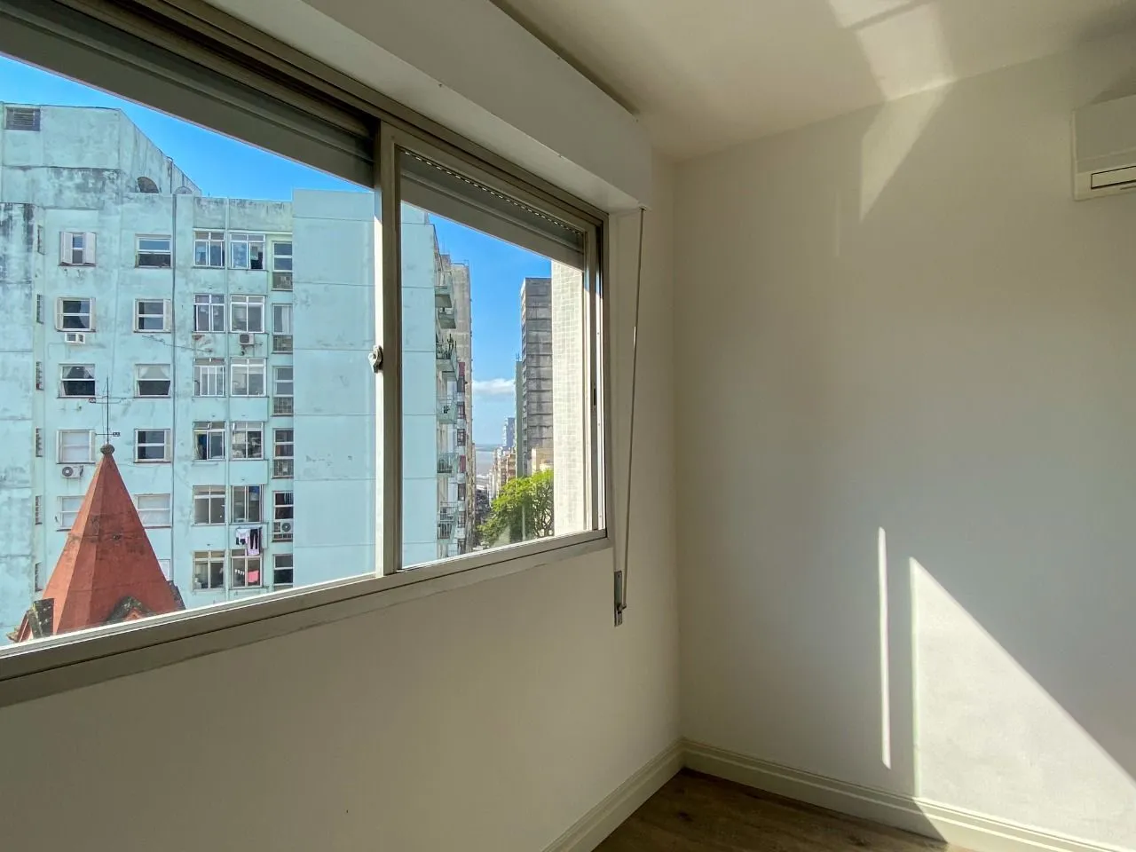 Imagem APARTAMENTO DE FRENTE, 1 DORMITÓRIO COM VAGA DE GARAGEM NA DUQUE