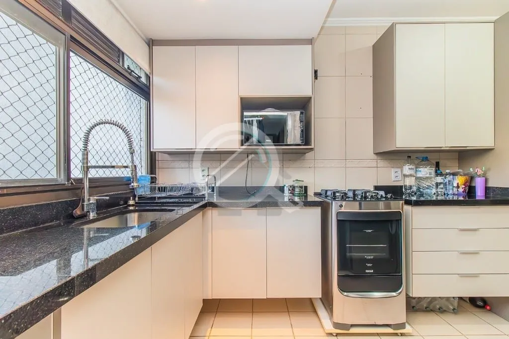 Imagem Apartamento semimobiliado, de 3 dormitórios, sendo uma suíte com closet, living configurado para 2...