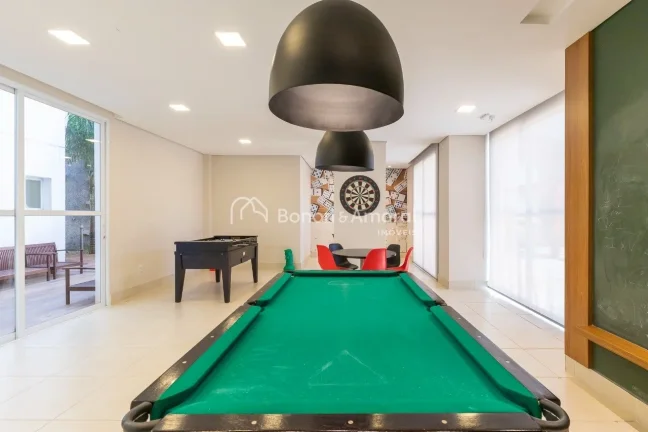 Imagem Lindo apartamento, completo e rico em armários. O imóvel possui 3 quartos, 1 suíte, living para 2...