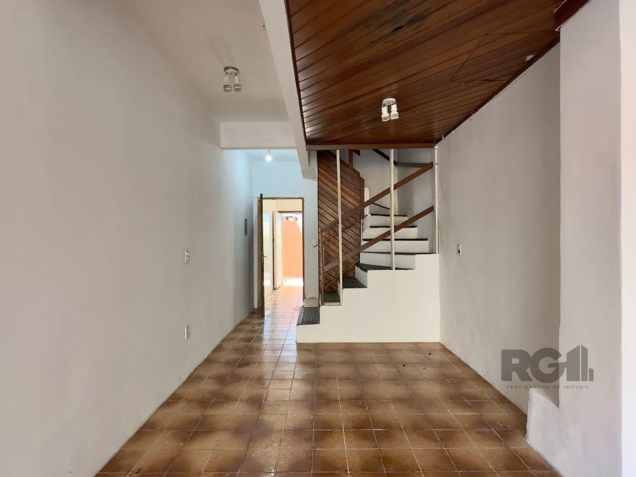 Imagem CASA COM 4 DORMITÓRIOS E PÁTIO COM CHURRASQUEIRA NO CENTRO HISTÓRICO