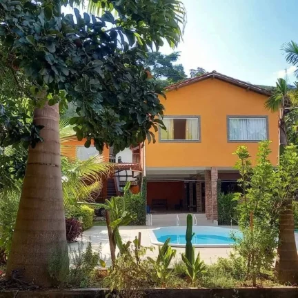 LINDA CASA COM AREA GOURMET EM BOM JARDIM RJ.