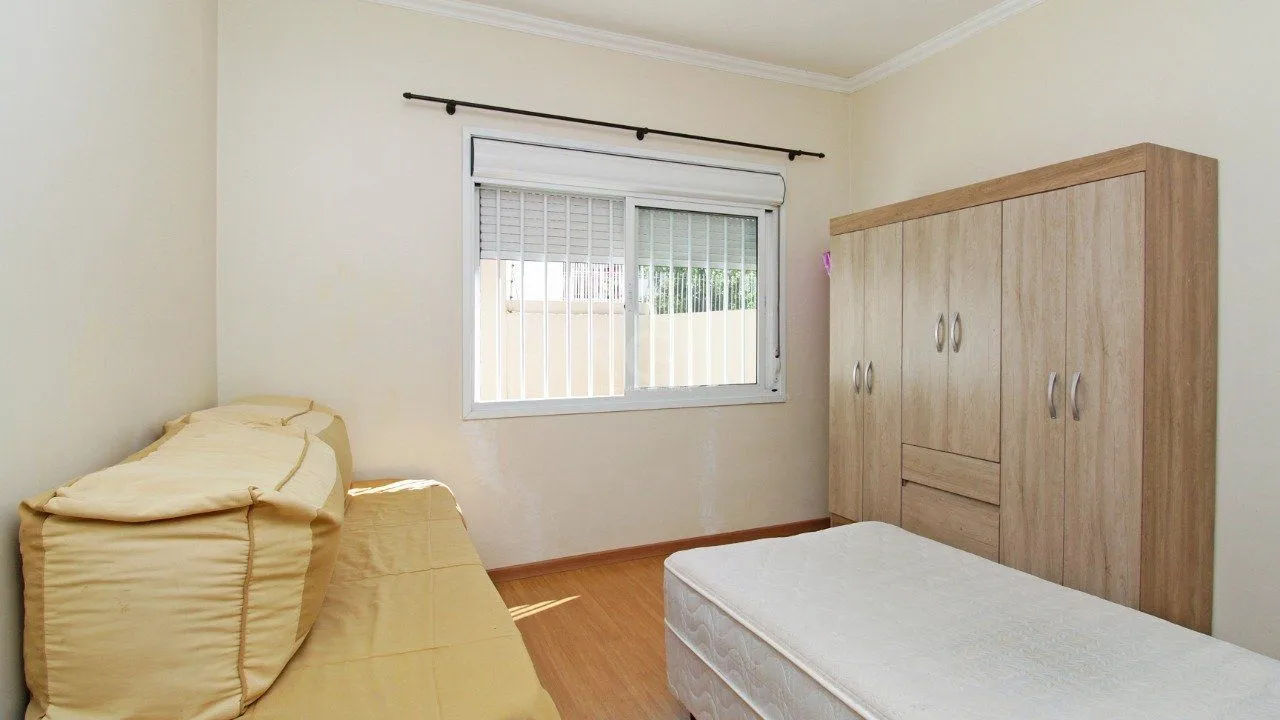 Imagem Casa térrea de 2 dormitórios e 3 vagas de garagem na Vila Ipiranga em Porto Alegre.
