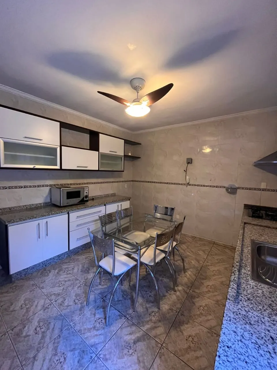 Imagem "Ampla Residência com 6 Dormitórios no Condomínio Residencial Isaura"