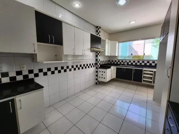Imagem Mansão com 5 suites e piscina no bairro Adrianópolis, em localização privilegiada pronta para ser financiada