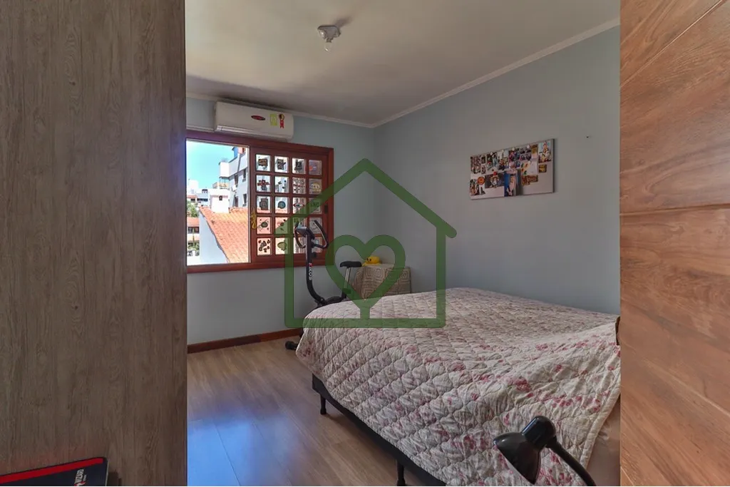 Imagem Casa de 325m2 de área privativa em terreno de 350m2 no bairro Jardim Lindóia, distribuída em dois...