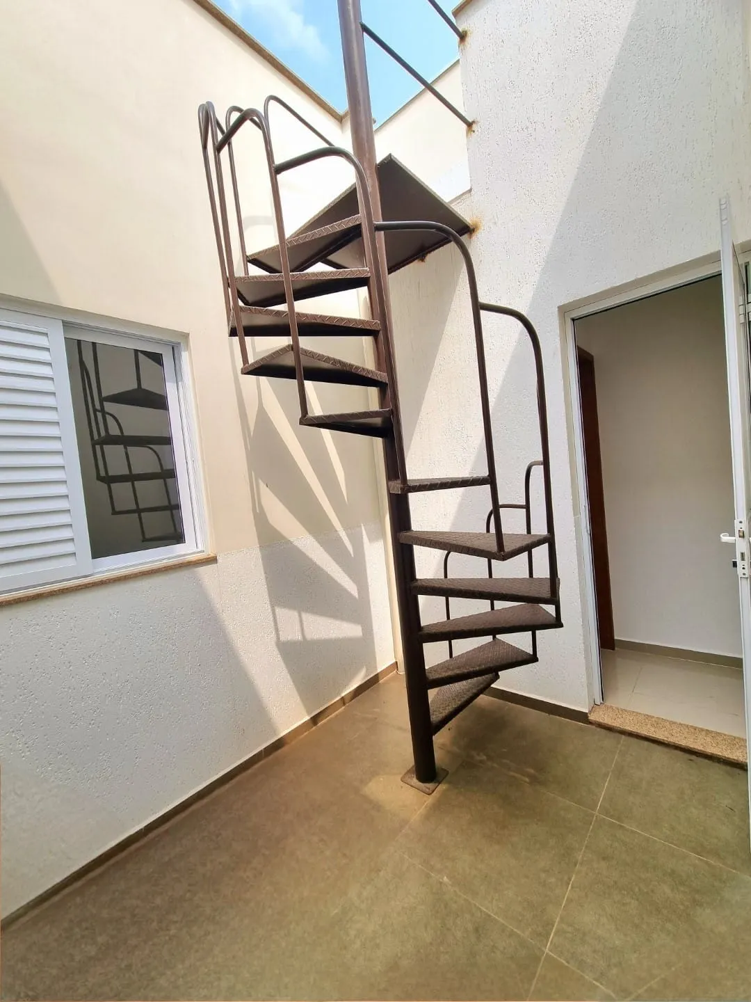 Imagem Casa Térrea com 2 Dormitórios, Terraço Gourmet Privativo, Localização Central e Acabamento Sofisticado