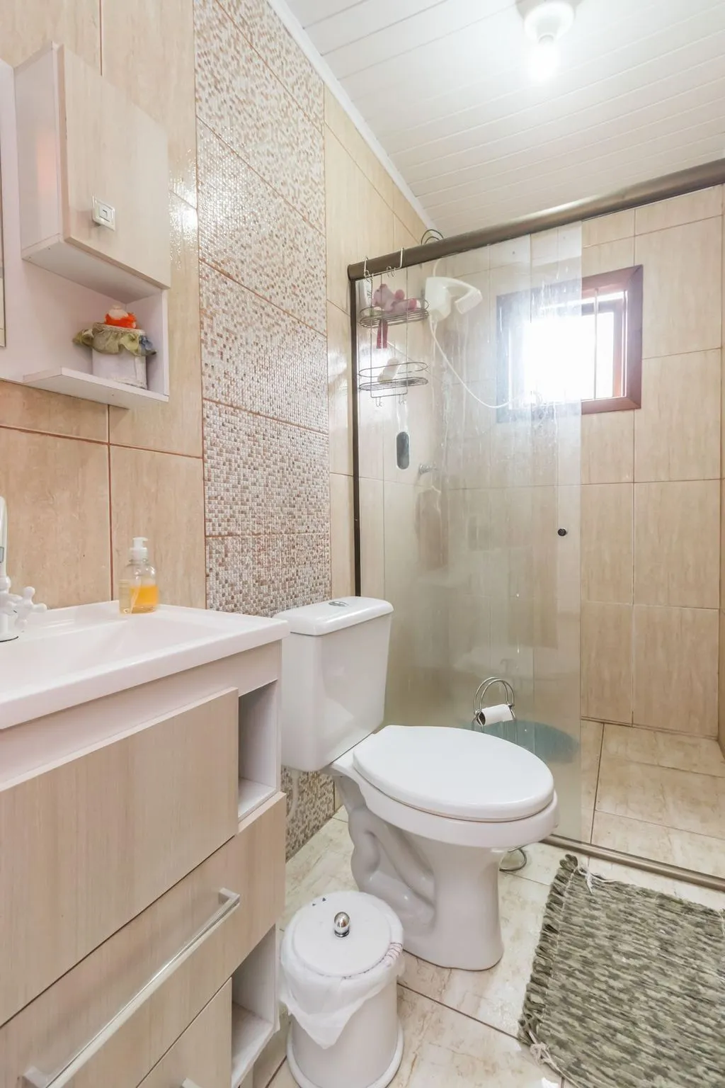 Imagem Casa de 6 dormitórios à venda Bairro Vila Nova - Porto Alegre