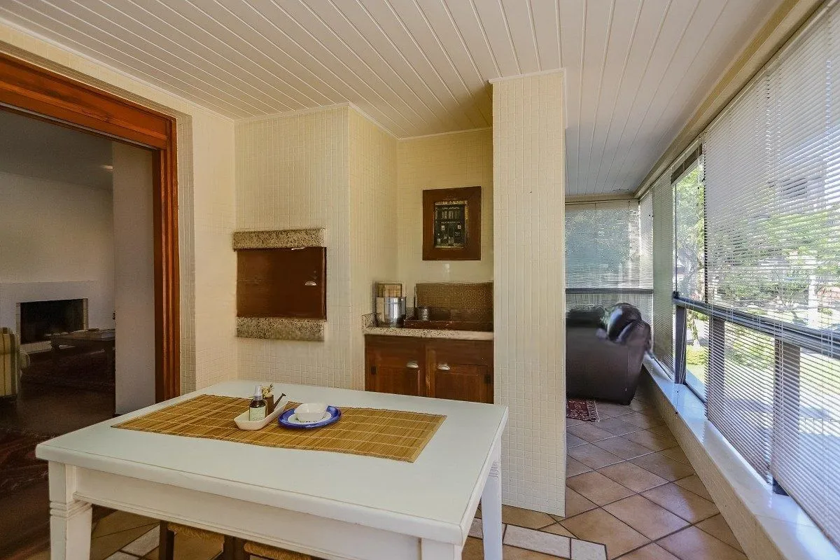 Imagem Apartamento com 3 dormitórios, suíte, 2 vagas e varanda com churrasqueira.