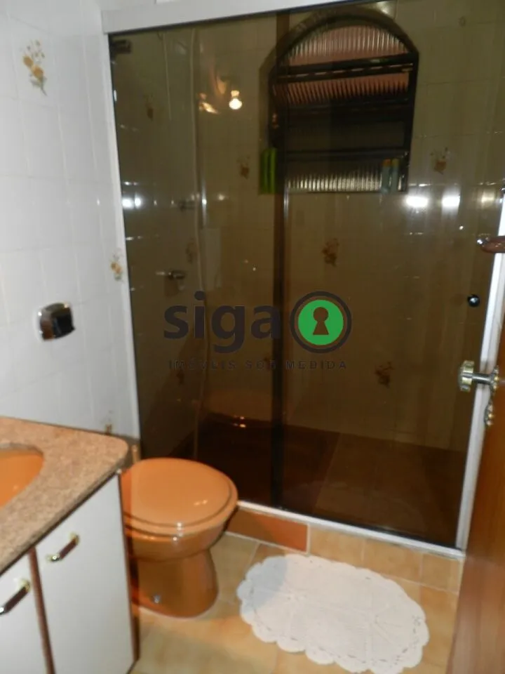 Imagem Casa Espaçosa com 5 Dormitórios e Quintal Próxima ao Metrô Vila Sônia.