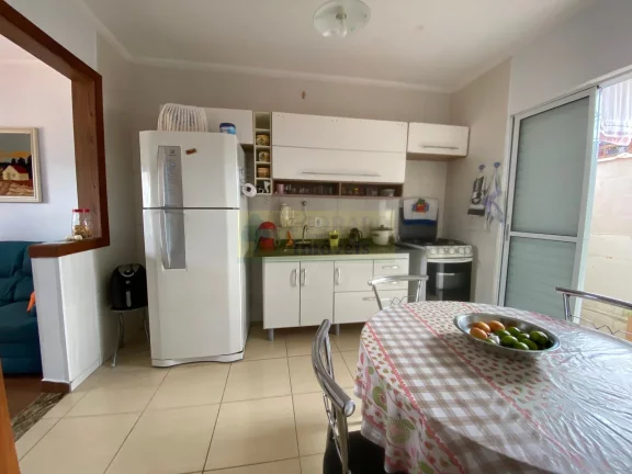 Imagem Oportunidade Única para Seu Negócio: 7 Apartamentos Comerciais com 16 Quartos, 7 Salas, e Piscina!