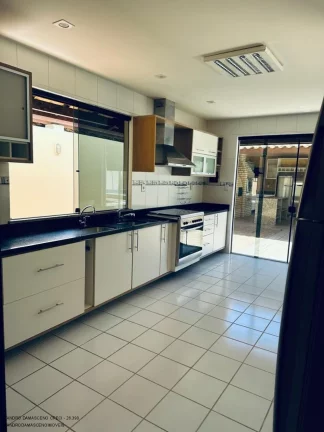 Imagem Casa de alto padrão em condomínio para locação em Catu de Abrantes, Camaçari-BA: 5 quartos, 5 suítes, 3 salas, 1 banheiro, 4 vagas, 500m².