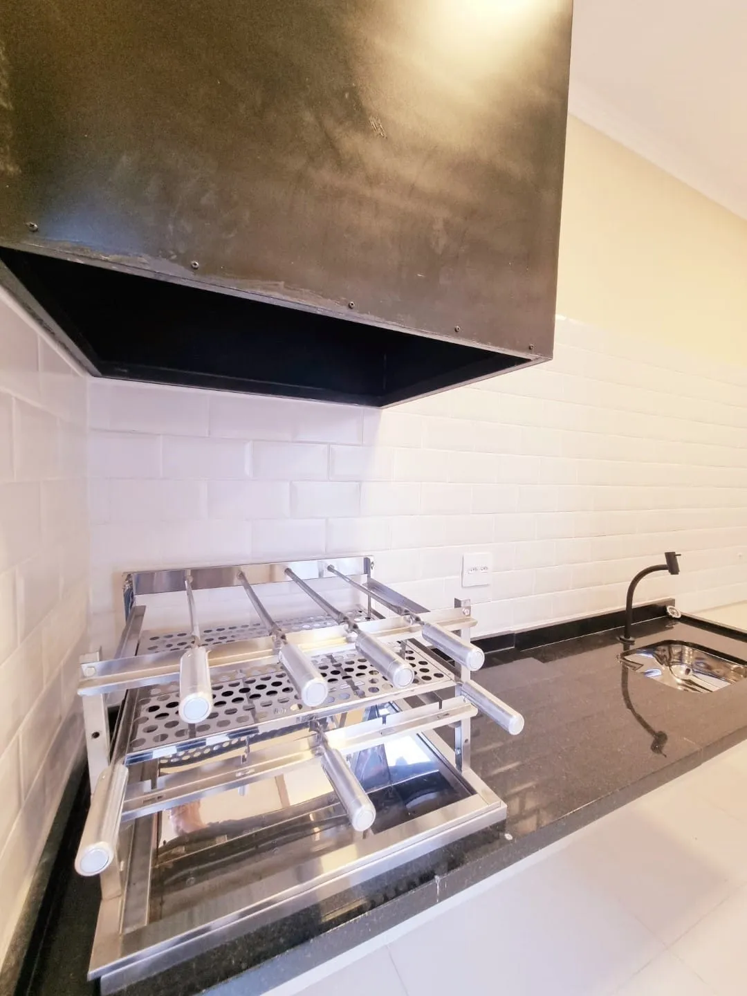 Imagem Exclusiva Casa Moderna no Condomínio Vila Romana: Ambientes Integrados, Área Gourmet, Suíte Ampla e Detalhes em LED para Conforto e Sofisticação