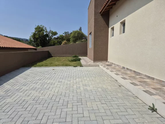 Imagem Casa à venda ou para alugar com 2 quartos, sendo 2 suítes, no condomínio Serra Verde, Atibaia - SP