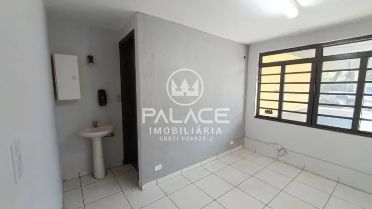 Imagem Excelente ponto comercial disponível para venda, com vão livre de 105m² e área construída total...