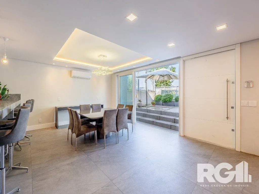 Imagem Espetacular casa nova à venda no bairro Três Figueiras! 3 suítes, 3 vagas, Generoso espaço gourmet com vista para a varanda, bem ensolarado.