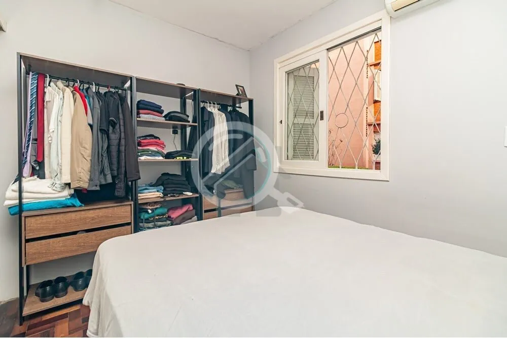 Imagem Descubra este encantador apartamento de 41m². Com dois dormitórios e piso de parquet, o imóvel of...