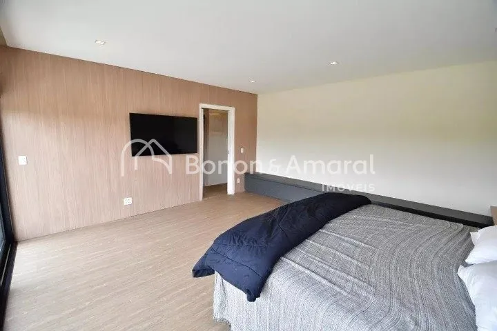 Imagem Casa em Condomínio à venda, construção nova, 300m² área construída