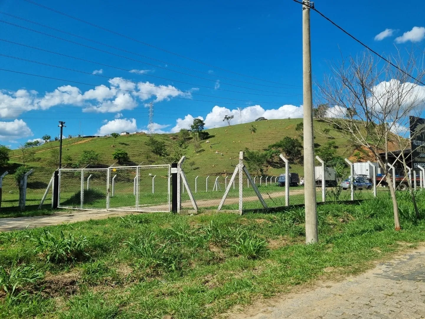 Imagem Terreno Estratégico de 3.300m² com Barracão, Escritório e 3 Acessos Rodoviários para Locação em Área Nobre de Aparecida