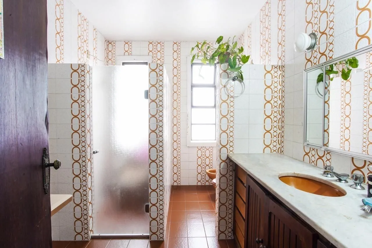 Imagem Casa com 300m², localizada na zona sul de Porto Alegre, com lareira, piscina e 3 vagas de garagem cobertas.