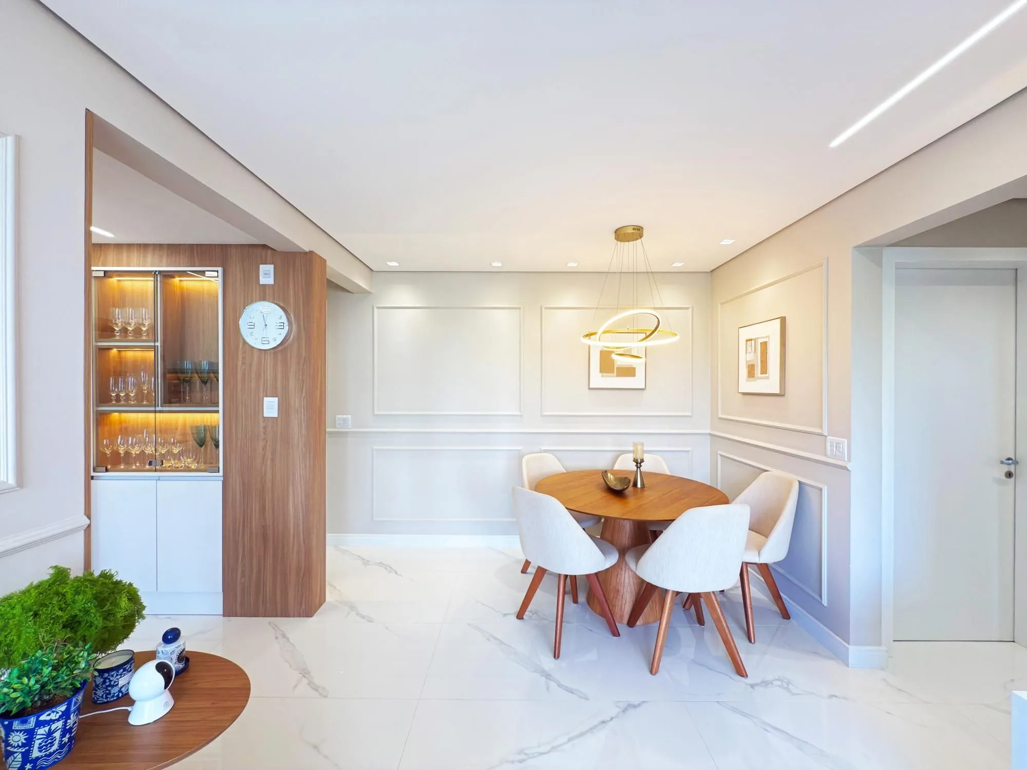 Imagem Belíssimo apartamento mobiliado e decorado 2 dorm 2 vagas c/piscina