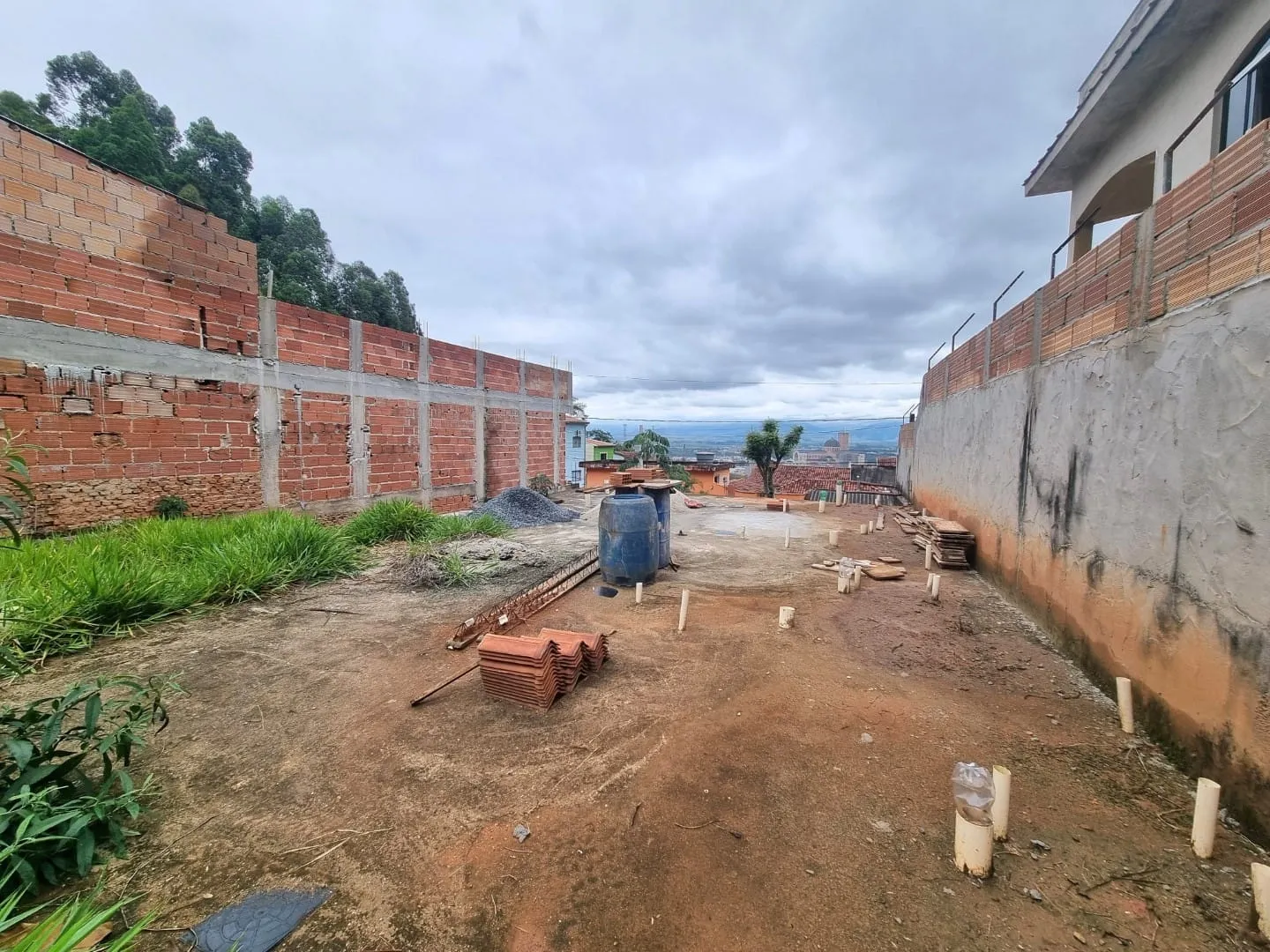 Imagem Terreno de 250m² à venda em Aparecida com projeto aprovado para 16 lofts modernos, ideal para uso residencial ou comercial, com vista incrível para a