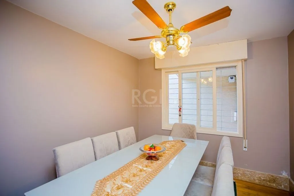 Imagem Belíssima casa de 375m² e 04 dormitórios sendo 01 suíte.