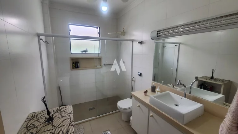Imagem Sobrado Espetacular no Coração do Embaré – Conforto, Elegância e Localização Privilegiada