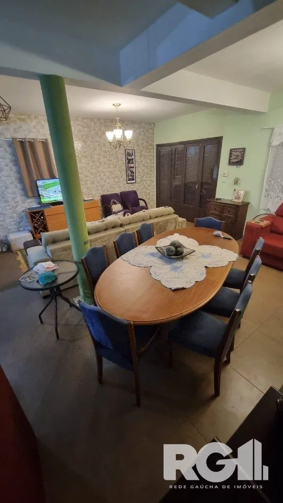Imagem Casa ampla com pátio e 5 dormitórios, localizada no Centro de Imbé, a 200 metros do Mar.