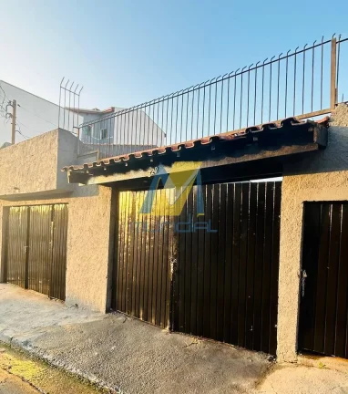 Imagem Casa térrea ampla com quintal gramado em localização estratégica.