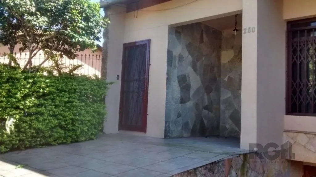 Imagem Casa com 3 dormitórios e amplo pátio com grama.