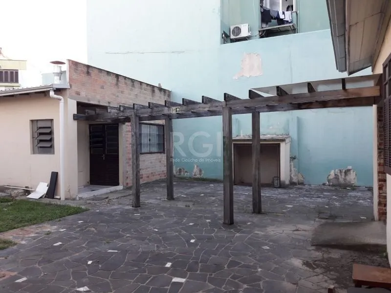 Imagem na Assis Brasil, Casa para Venda - 220m², 3 dormitórios, 2 vagas - Passo da Areia