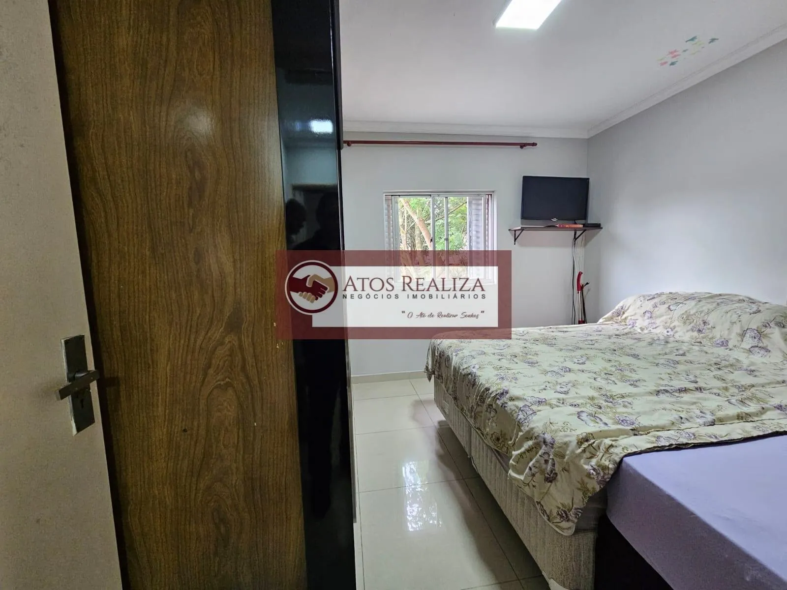 Imagem Casa à venda em condomínio fechado na região de Campo Grande, São Paulo | 2 dorms, 2 vagas paralelas, corredor lateral.