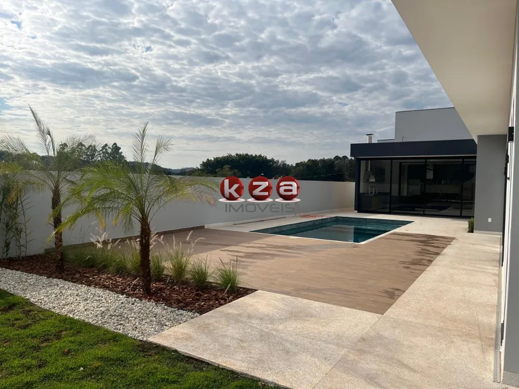 Imagem Imóvel de luxo: Casa em condomínio à venda em Vinhedo - SP, com 3 suítes, 4 salas e 310m² de área