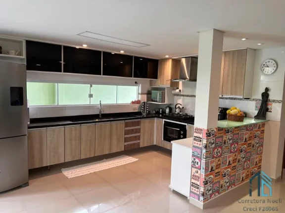 Imagem Sobrado com edícula, 05 quartos sendo duas suítes à venda no Atuba, divisa com Tingui, próximo ao Bacacheri em Curitiba PR