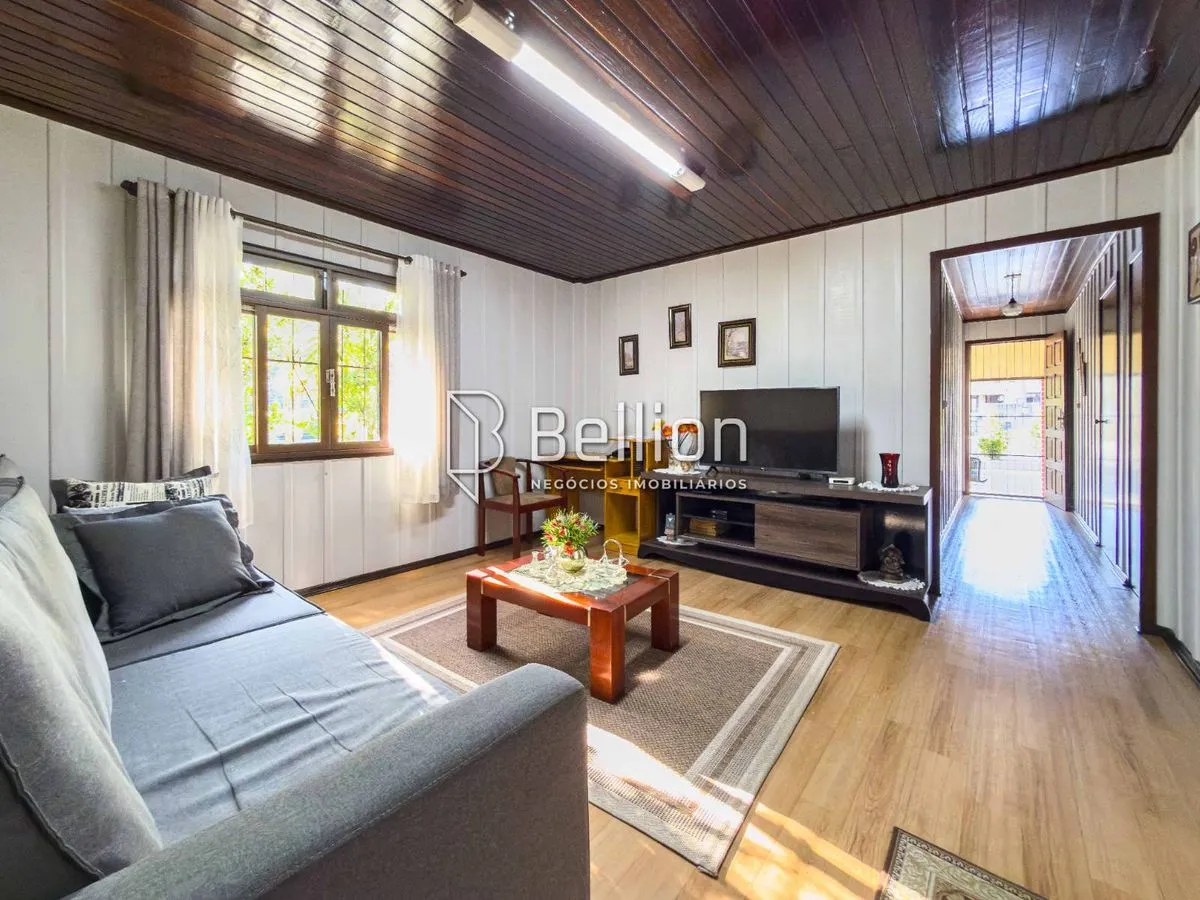 Imagem Com duas casas e 2.500m de terreno, medindo 50x50m, essa propriedade é a escolha certa para quem valoriza espaço e quer um imóvel que proporcione várias possibilidades.