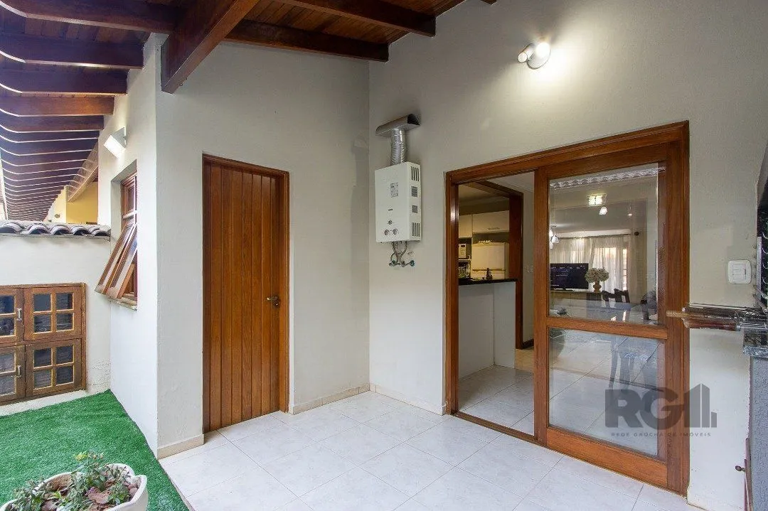 Imagem Casa para Venda - 300m², 5 dormitórios, sendo 1 suites, 4 vagas - Portal do Guarujá