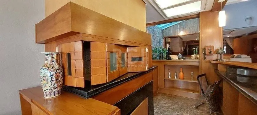 Imagem Excelente casa de 386m² com 04 dormitórios sendo 03 suítes.