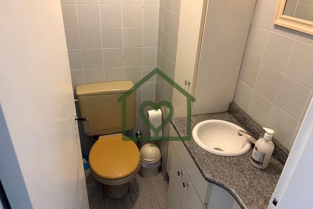 Imagem Sala comercial com 28m² privativos, localizada no 6º andar, em prédio com elevador e portaria, ga...