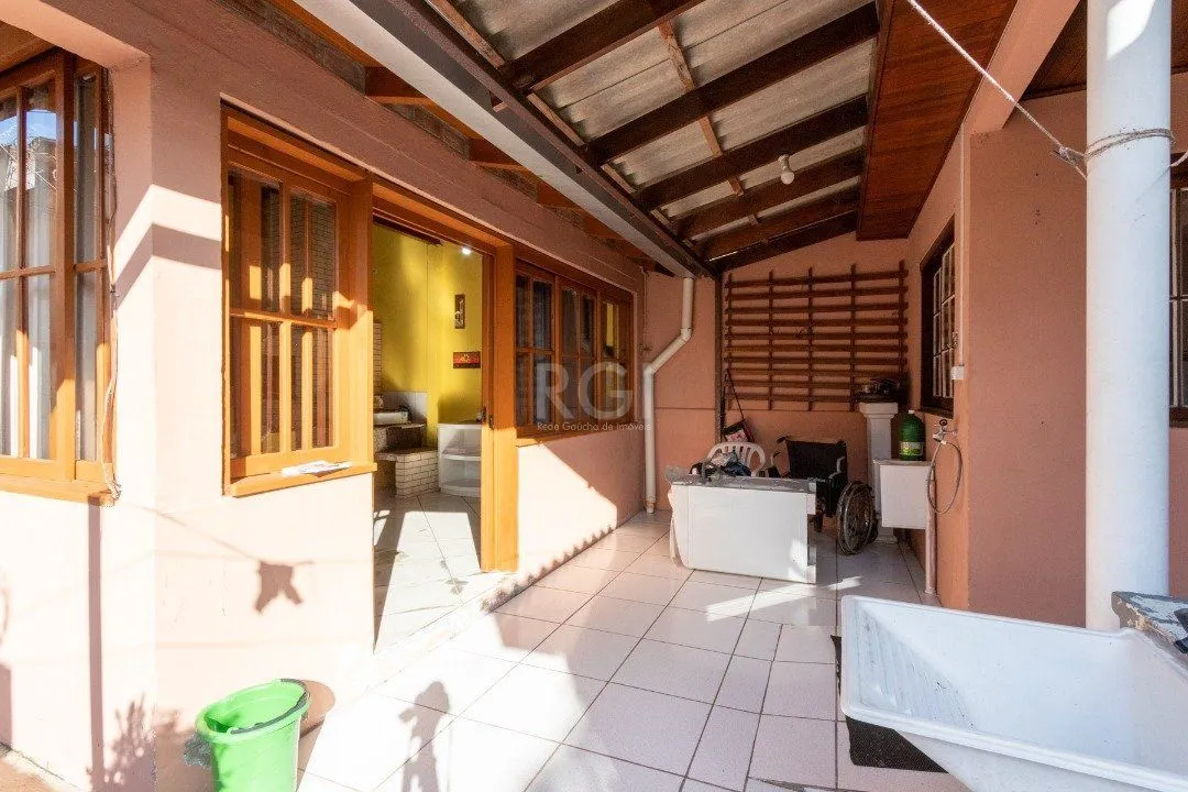 Imagem Casa para Venda - 240m², 6 dormitórios, sendo 3 suites, 2 vagas - Glória