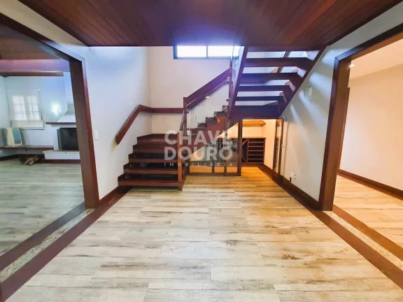 Imagem Casa em condomínio com 4 suítes em terreno plano no Comary!