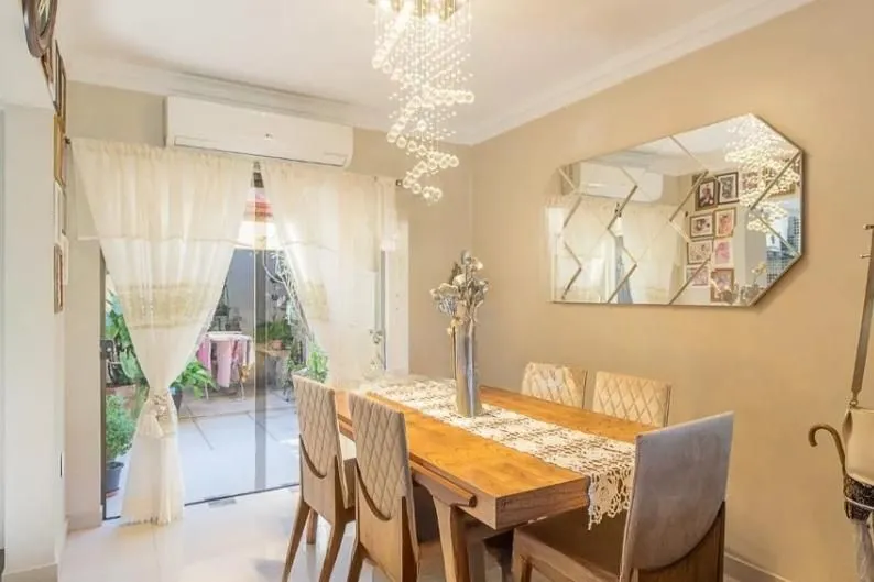 Imagem Linda casa com 3 dormitórios, sendo 1 Suíte, Sala Ampla no Condomínio de Ótima Localização